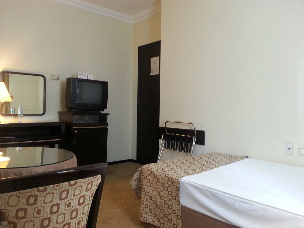 Guenes Hotel Merter Istanbul Exteriör bild