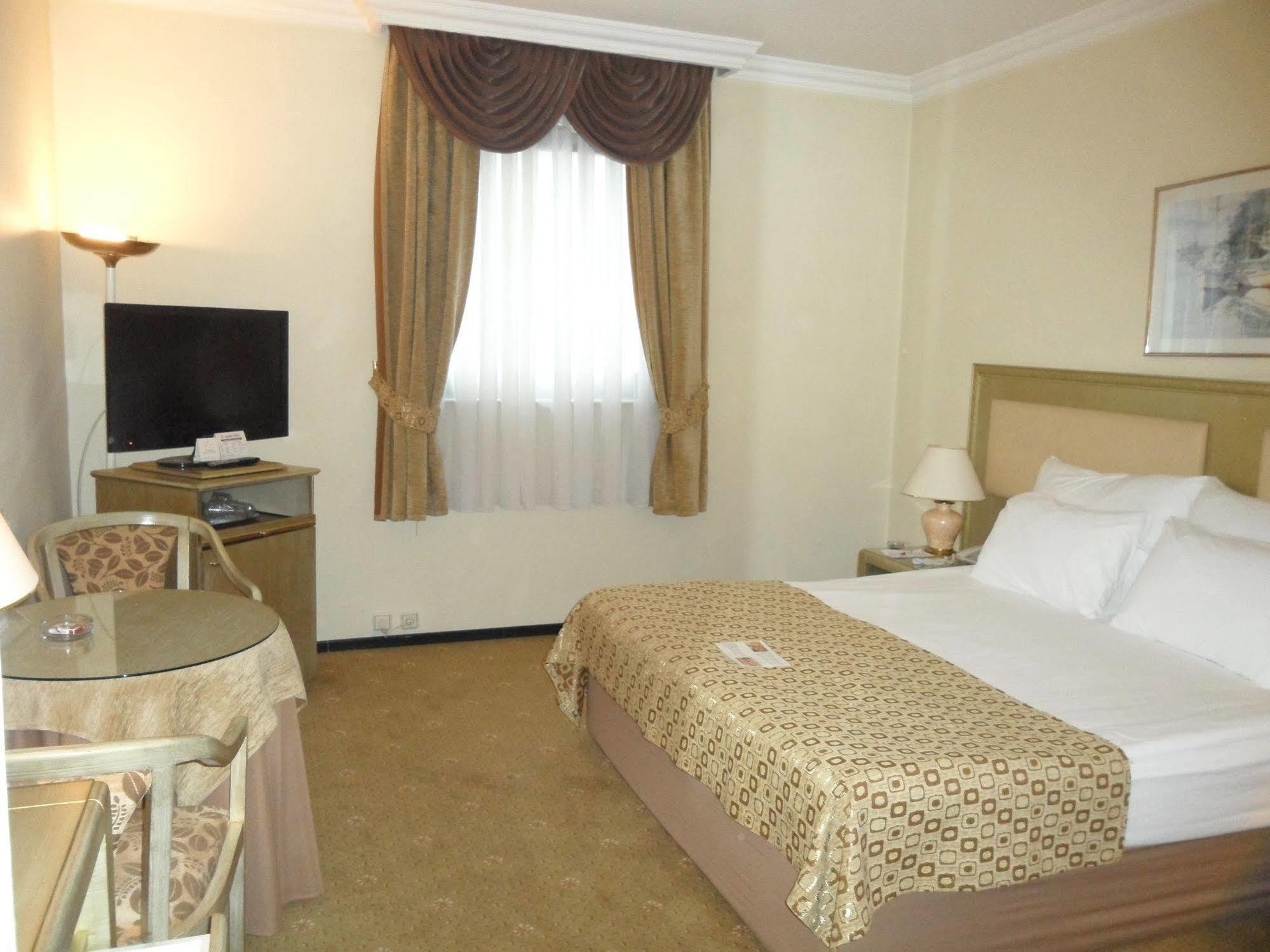 Guenes Hotel Merter Istanbul Exteriör bild